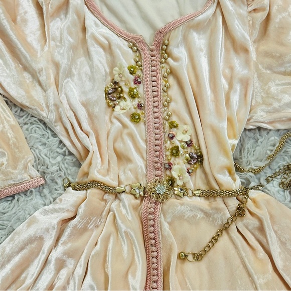 Elegant Velvet Dress with Gold Chain - Picture 4 of 9